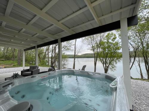 Stargazers' Retreat A Tiny Home on the Riverside – khách sạn tại Cherry Grove
