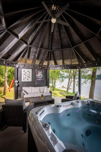 Hagrid's Hut - Harry Potter Riverfront Experience – khách sạn tại Cherry Grove