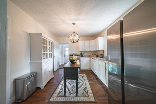 Peaceful Country Home With Stylish Comforts in Hamilton (GA)