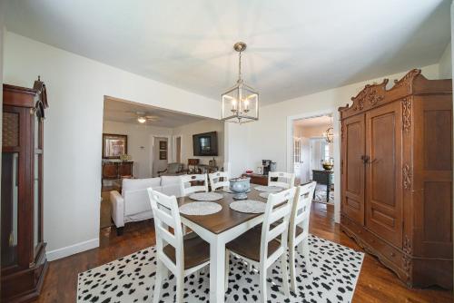 Peaceful Country Home With Stylish Comforts in Hamilton (GA)