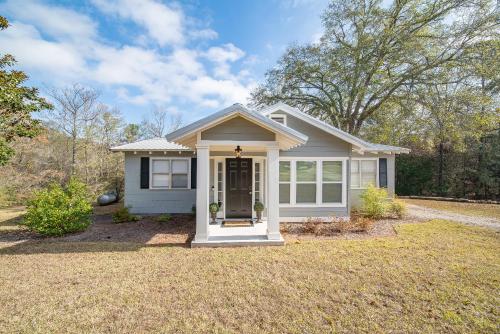 Peaceful Country Home With Stylish Comforts in Hamilton (GA)