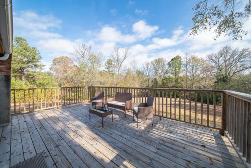 Peaceful Country Home With Stylish Comforts in Hamilton (GA)