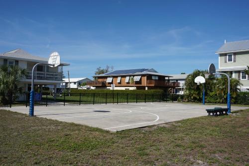 Anna Maria Island Tree House Pet Friendly! - image 3