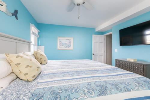 New Listing Pool Hot Tub & 2-Min Walk to Beach - image 2