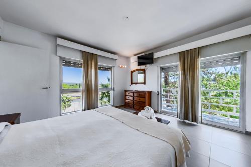 1 double bed, 3 twin beds