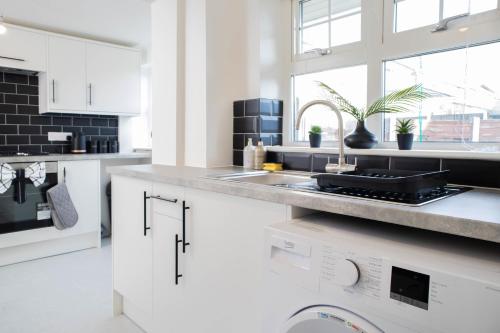 廚房, Big 4-Bed House in Haydock Ideal for Work Crews in 海多克