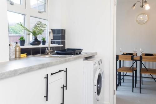 廚房, Big 4-Bed House in Haydock Ideal for Work Crews in 海多克