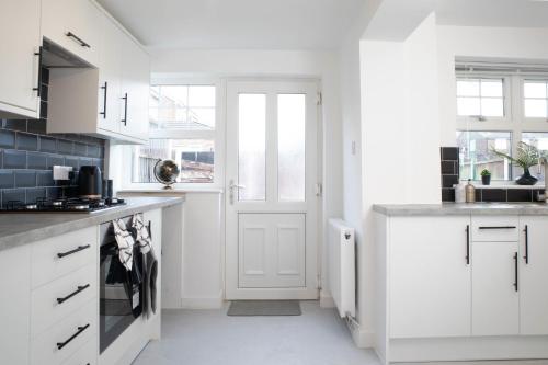 廚房, Big 4-Bed House in Haydock Ideal for Work Crews in 海多克