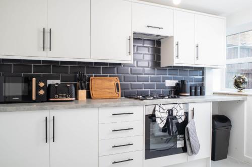 設施, Big 4-Bed House in Haydock Ideal for Work Crews in 海多克