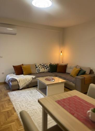 Ahmet Pasha apartments ne qender te Pejes me nji dhom te fjetjes e sallon qe i ka dy shtreter in Peje