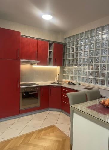 Ahmet Pasha apartments ne qender te Pejes me nji dhom te fjetjes e sallon qe i ka dy shtreter in Peje