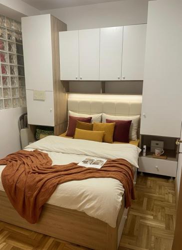 Ahmet Pasha apartments ne qender te Pejes me nji dhom te fjetjes e sallon qe i ka dy shtreter in Peje