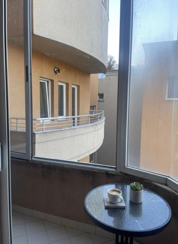 Ahmet Pasha apartments ne qender te Pejes me nji dhom te fjetjes e sallon qe i ka dy shtreter in Peje