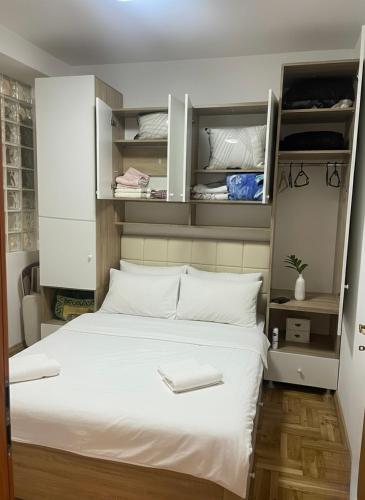 Ahmet Pasha apartments ne qender te Pejes me nji dhom te fjetjes e sallon qe i ka dy shtreter in Peje