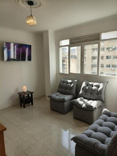 Lindo Apartamento 2 Habitaciones a 10 Minutos del Centro Comercial Sambil Candelaria en Caracas con Agua y Ascensor
