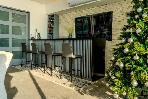 Oceanfront Apartment in Acapulco 4 Bedrooms - image 3