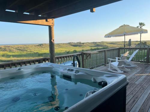 Blue Palm Beach House - HOT TUB & KING BEDS in Matagorda