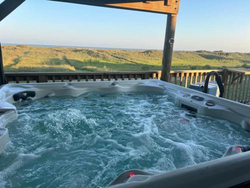 Blue Palm Beach House - HOT TUB & KING BEDS in Matagorda
