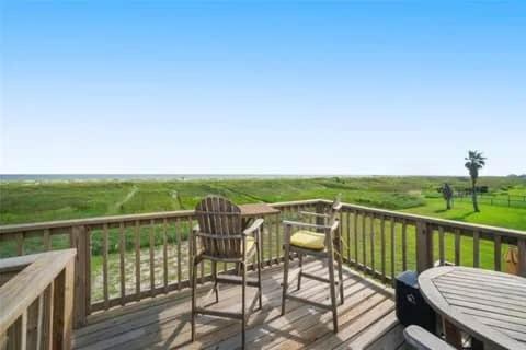 Blue Palm Beach House - HOT TUB & KING BEDS in Matagorda
