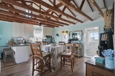 Blue Palm Beach House - HOT TUB & KING BEDS in Matagorda