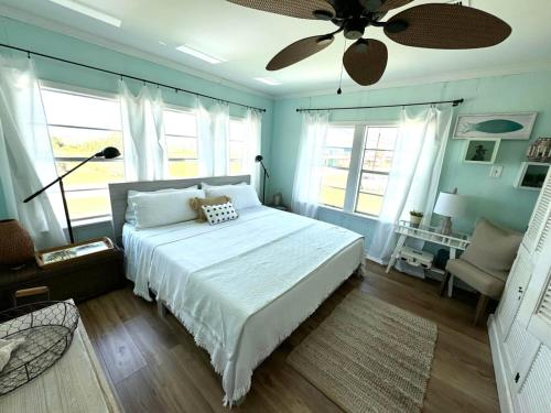Blue Palm Beach House - HOT TUB & KING BEDS in Matagorda