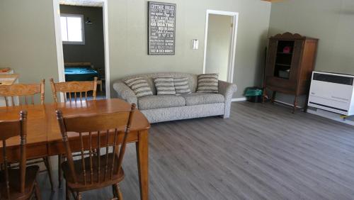 Meadowlark Cabin #5 in Maynooth (ON)