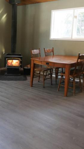 Meadowlark Cabin #5 in Maynooth (ON)