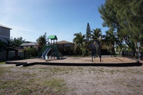 Anna Maria Island Beach Shack Pet Friendly! - image 3