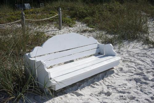 Anna Maria Island Beach Shack Pet Friendly! - image 4