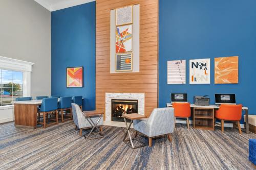 Holiday Inn Express Hotel & Suites Bloomington-Normal University Area By IHG - 숙소 외관