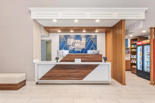 Holiday Inn Express Hotel & Suites Bloomington-Normal University Area By IHG - 숙소 외관