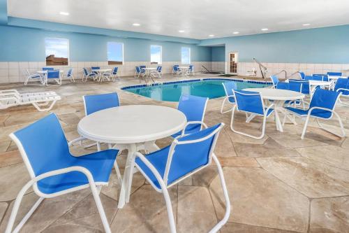 Holiday Inn Express Hotel & Suites Bloomington-Normal University Area By IHG - 수영장