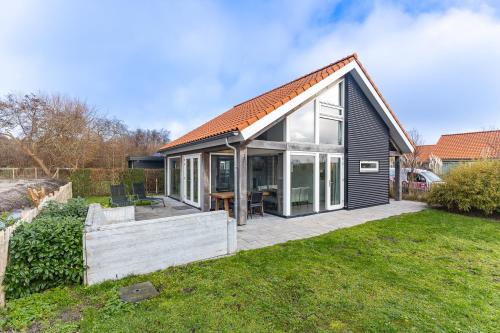 Zonnedorp 19 Modern vakantiehuis Renesse | Strand op loopafstand – khách sạn tại Oude Moolweg en Laone