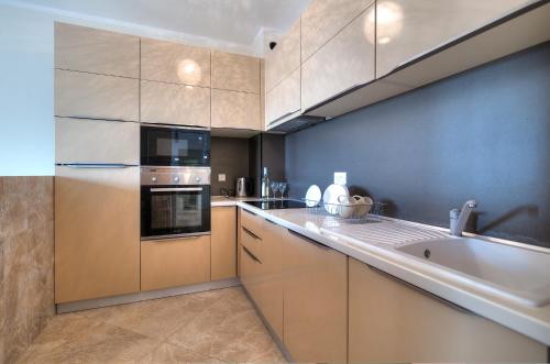 مطبخ, Apartments Location by Chabad House in Zavala
