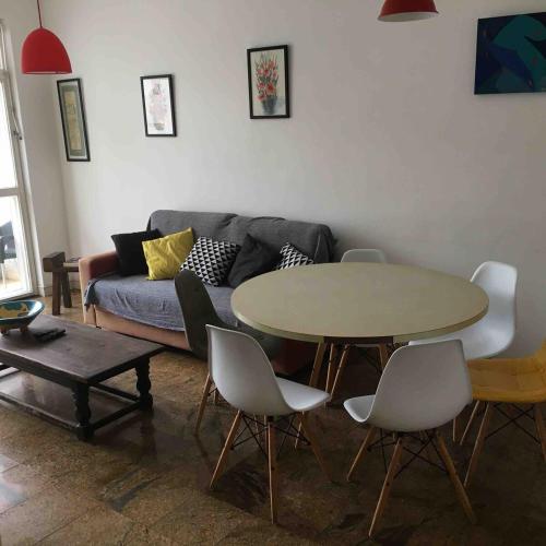 Pitangueiras in front of the beach - 3 bedrooms, renovated apartment in Pitangueiras