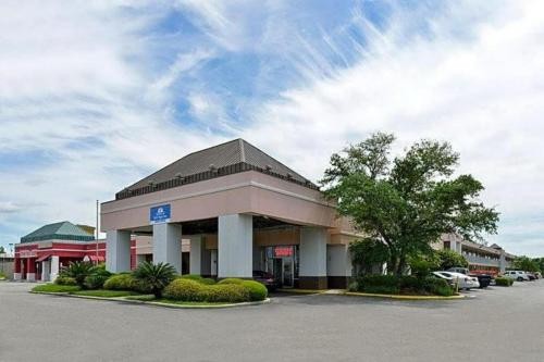 Vedere exterior, Heritage Inn & Suites by Capital O Baton Rouge I 10 in Baton Rouge (LA)