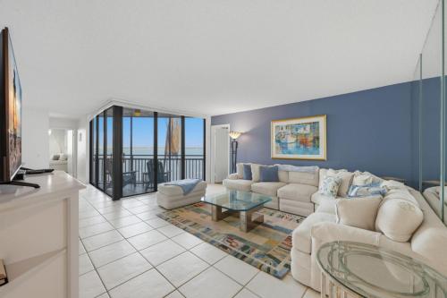 Waterfront Retreat in St. Petersburg Spacious 2-BR Condo with Balcony and Pool – khách sạn tại Isla del Sol