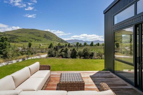 Te Maunga Retreat | Views Space & Near Ski Fields - main image