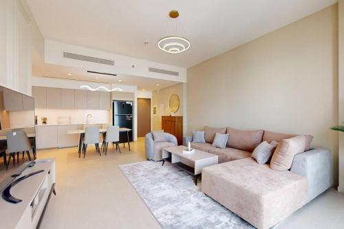 NEXT TO DUBAI MALL AND BURJ 2 BR SEA VIEW - image 3