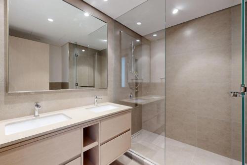 NEXT TO DUBAI MALL AND BURJ 2 BR SEA VIEW - image 8