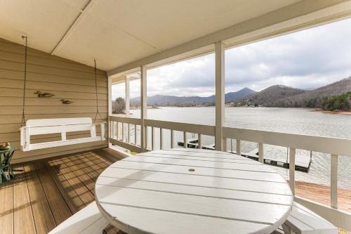 Townhome with Fire Pit and Boat Dock Pets Welcome! in Hiawassee, USA