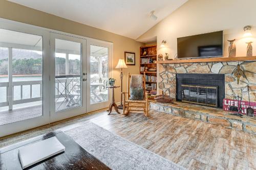 Townhome with Fire Pit and Boat Dock Pets Welcome! in Hiawassee, USA