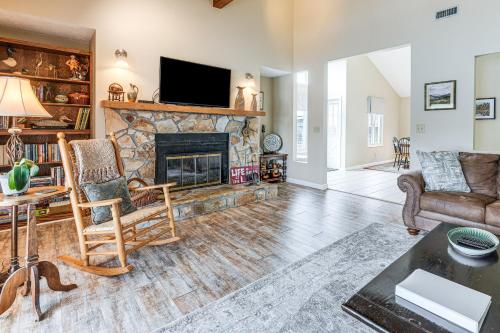 Townhome with Fire Pit and Boat Dock Pets Welcome! in Hiawassee, USA