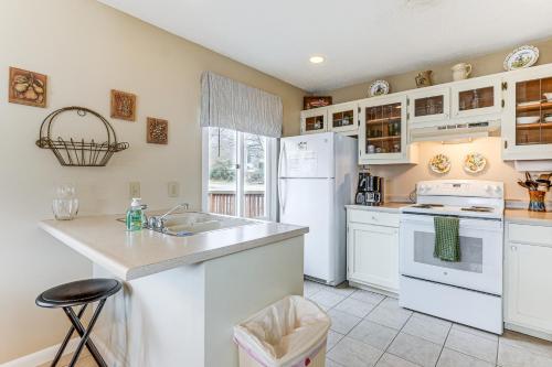 Townhome with Fire Pit and Boat Dock Pets Welcome! in Hiawassee, USA