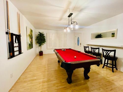 Tempe Escape with Heated Pool, Billiards & Firepit Fun – khách sạn tại Nam Tempe
