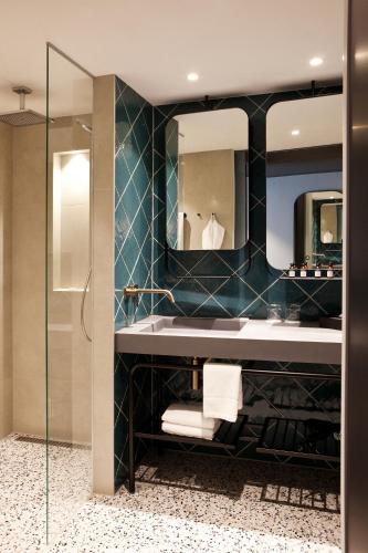 room detail thumbnail 2