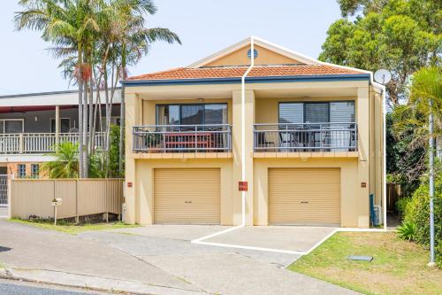 Pet friendly La Costa 2-1a Messines St - air con and Wi-Fi - image 3