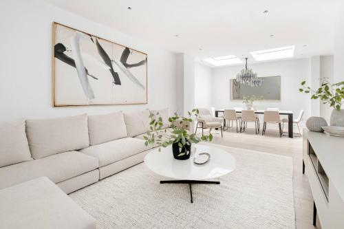 Stunning Knightsbridge 4 bedroom house w/ balcony gîte à louer Greater London