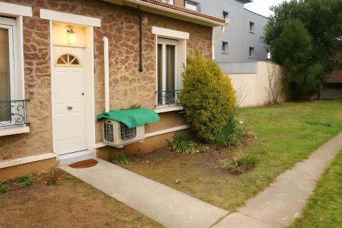 Studio cosy et moderne avec jardin, Le Villanova in Вільнев-ле-Руа