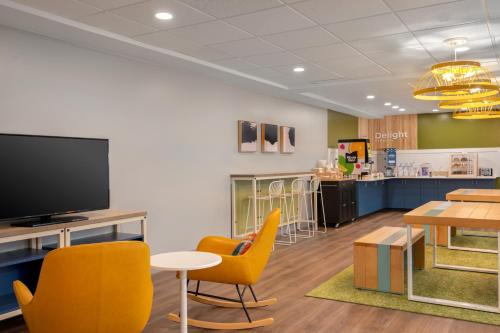 Comfort Suites Wilmington near Downtown - image 12